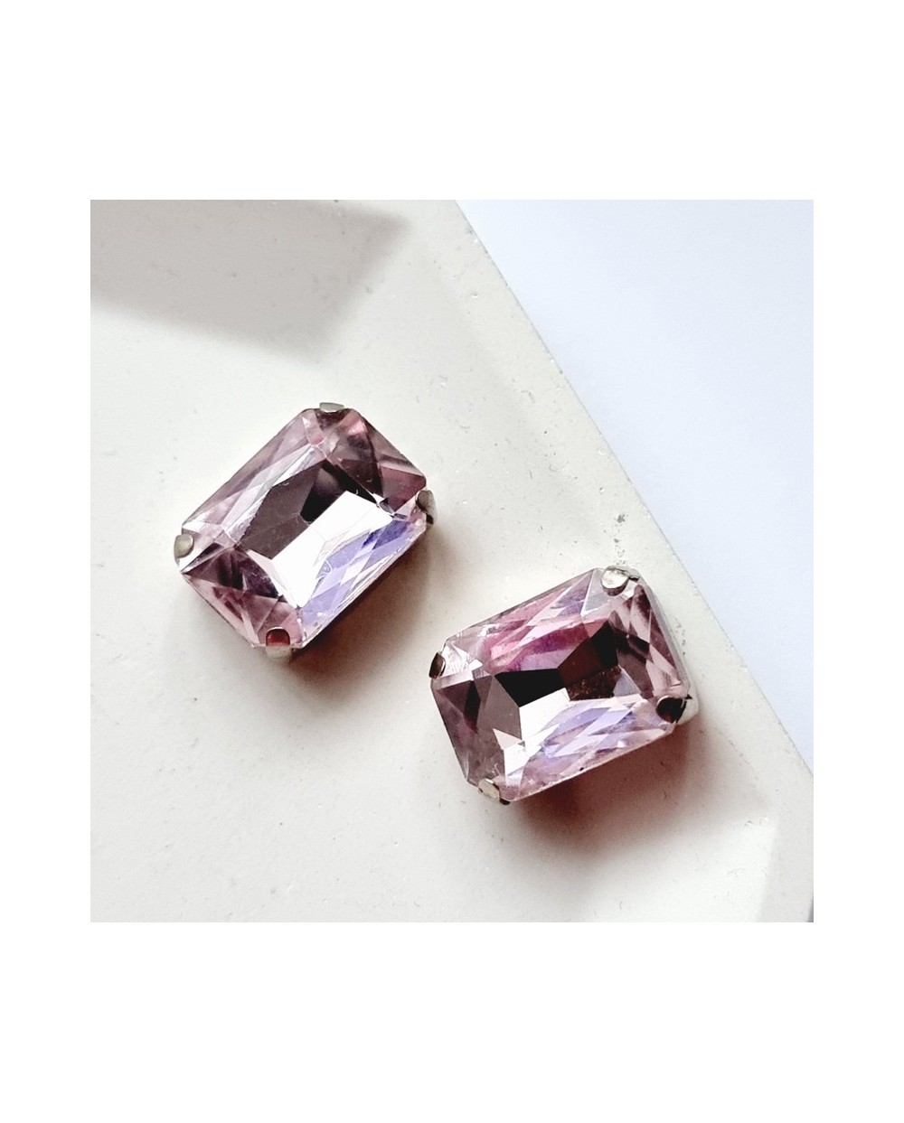 Stačiakampiai prisiuvami kristalai  violetinės sp., 12x10mm, 1 vnt.