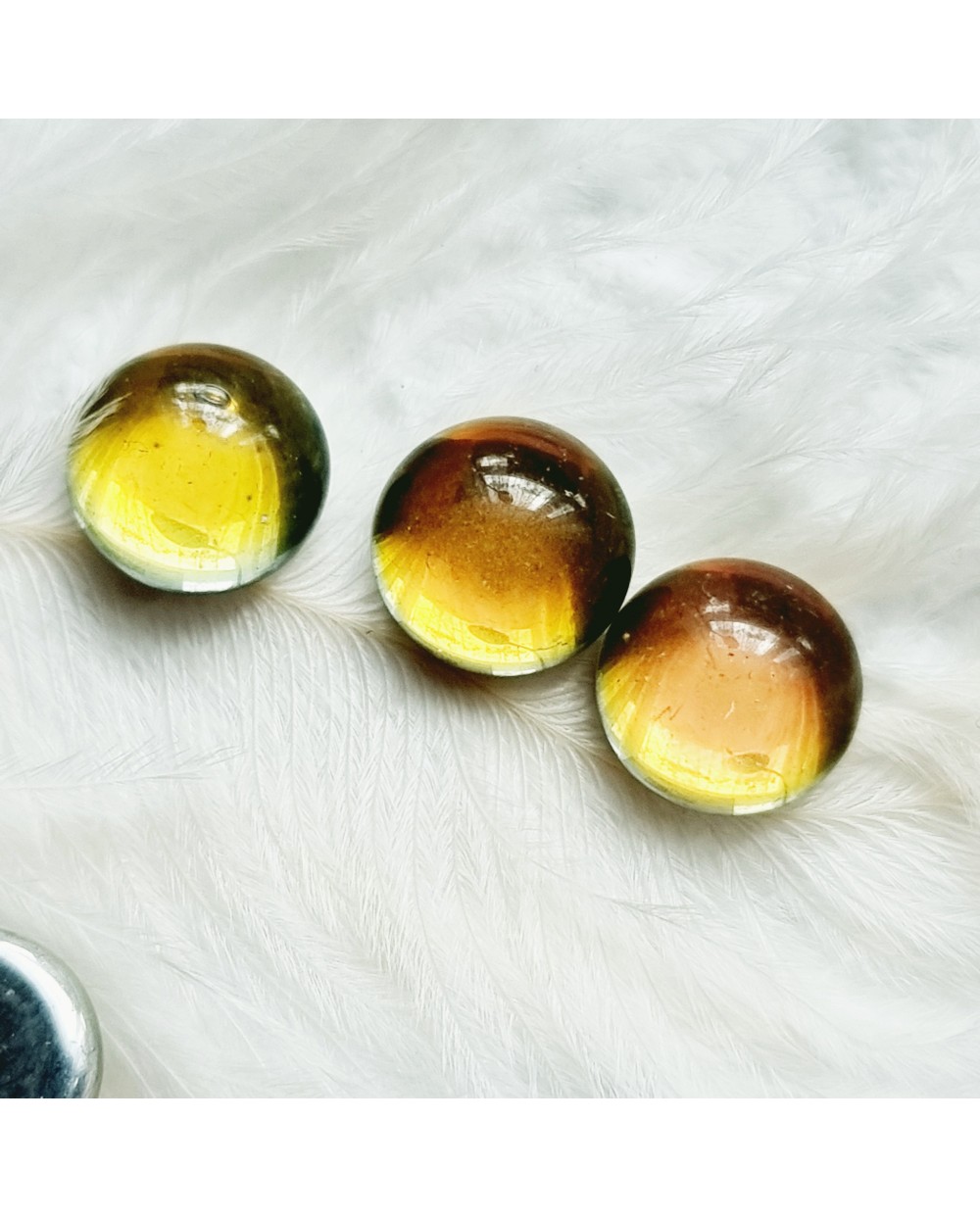 Čekiško stiklo kabošonas žalsvai  geltonas, 10 mm, 1 vnt.